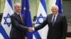 Kepala Kebijakan Luar Negeri Uni Eropa Josep Borrell (kanan) berjabat tangan dengan Menteri Intelijen Israel Elazar Stern sebelum pertemuan di gedung Dewan Uni Eropa di Brussel hari Senin, 3 Oktober 2022. 