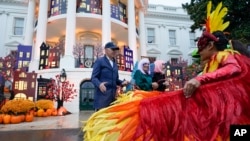 Presiden Joe Biden dan ibu negara Jill Biden memberikan suguhan untuk trick-or-treaters pada perayaan Halloween di South Lawn Gedung Putih, Washington, D.C., Senin, 31 Oktober 2022. (Foto AP/Alex Brandon)