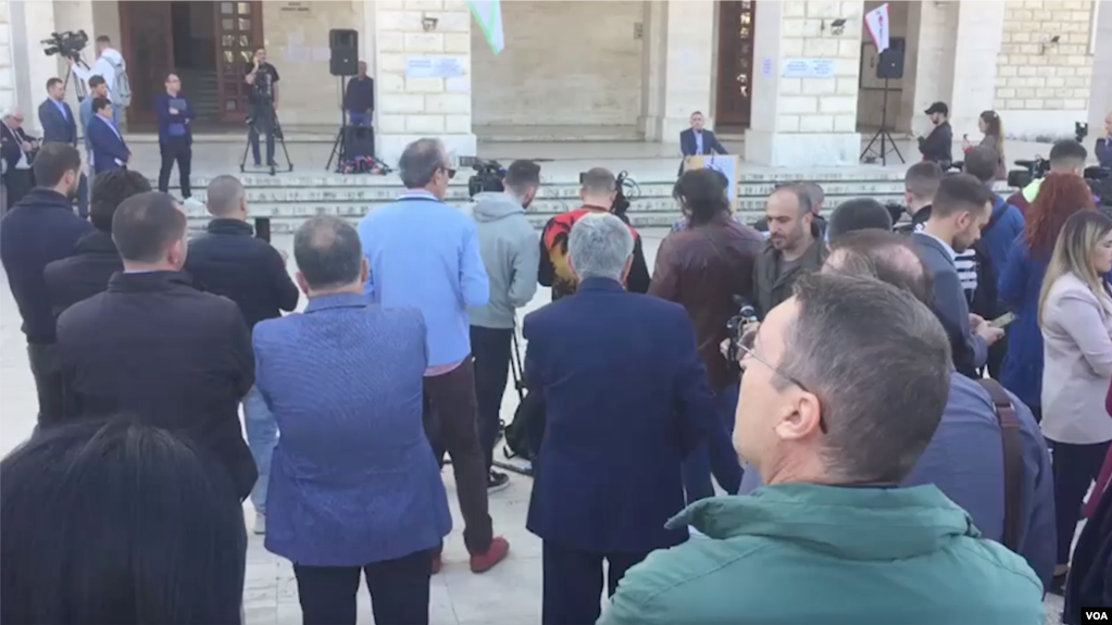 Pedagogët në ditën e katërt të protestës. Qeveria: Nuk ka më rritje pagash tani