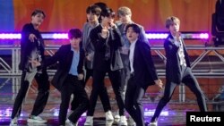 BTS saat tampil di acara ABC 'Good Morning America' di New York Mei 2019 lalu (dok: REUTERS/Brendan McDermid)