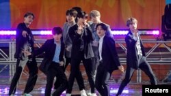 BTS saat tampil di acara ABC 'Good Morning America' di New York Mei 2019 lalu (dok: REUTERS/Brendan McDermid)