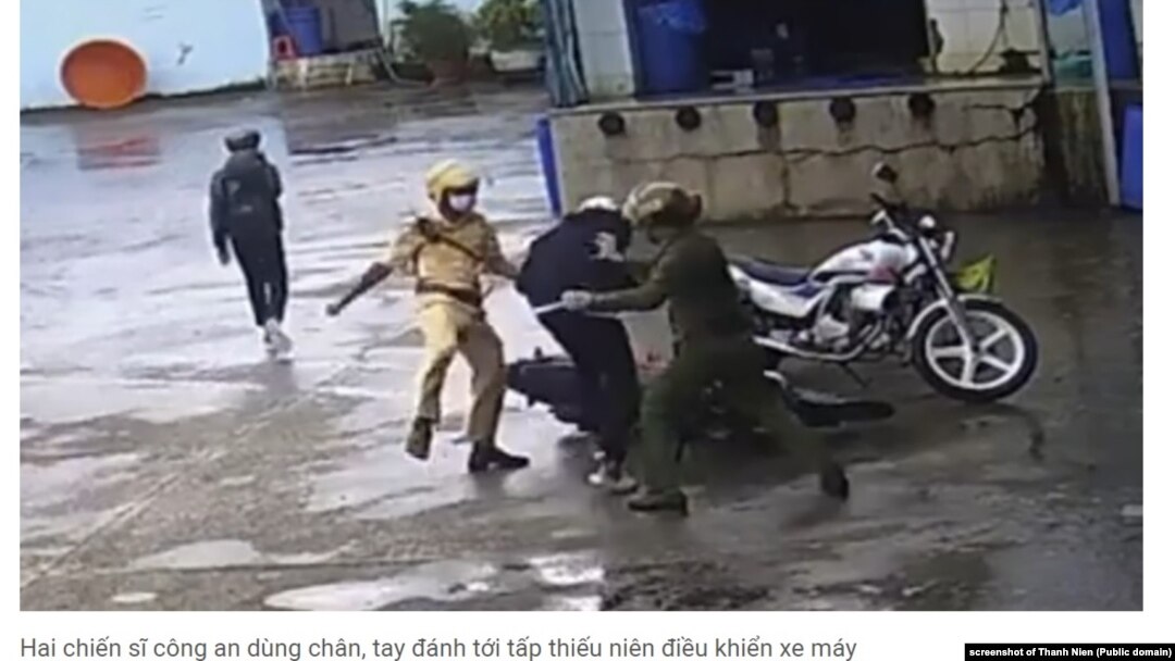 Hai viên cảnh sát đánh đập học sinh bị camera ghi lại ở Vĩnh Châu, Sóc Trăng, 25/9/2022. Hình minh hoạ.