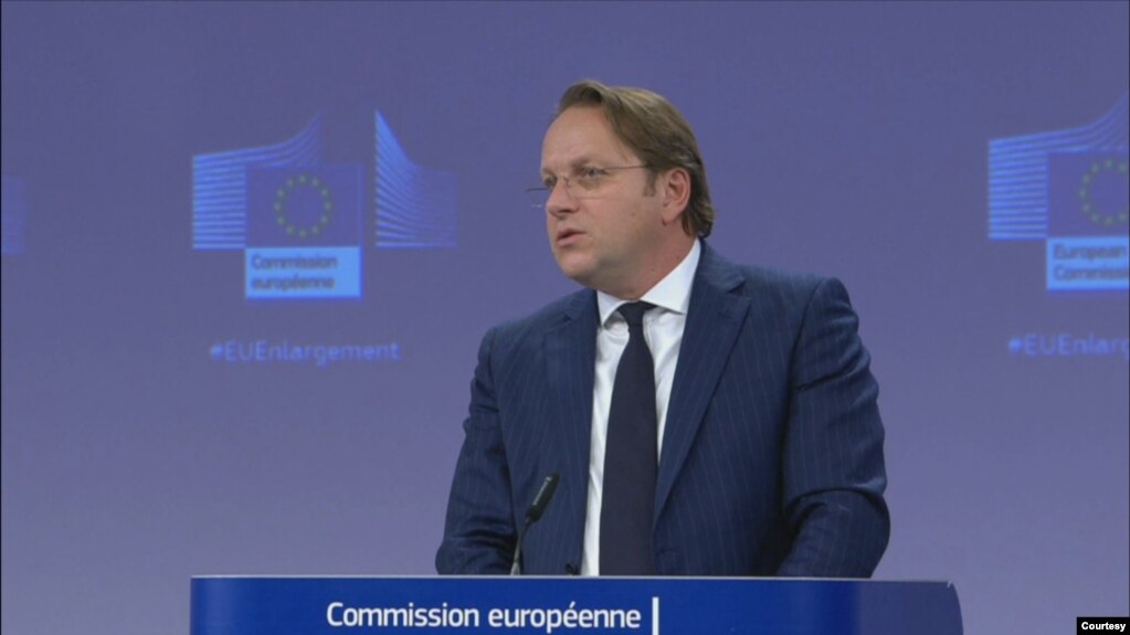 Komisioneri europian për Zgjerimin Oliver Varhelyi gjatë prezantimit të Paketës së Zgjerimit 2022