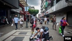 Nicaragüenses trabajan en la avenida central de San José, Costa Rica, en labores de comercio formal e informal. [Oscar Navarrete/VOA- LA PRENSA]