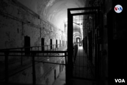Plano que muestra los pasillos de la primera de dos plantas de la Penitenciaría del Estado de Pensilvania. Actualmente está cerrado al público. [Foto: Ismael Rodríguez]