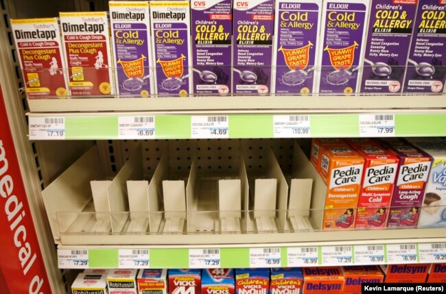 Rak-rak yang digunakan untuk menyimpan produk batuk dan pilek bayi yang tidak diresepkan terlihat kosong di toko obat Washington, 11 Oktober 2007, sebagai ilustrasi. (Foto: REUTERS/Kevin Lamarque)