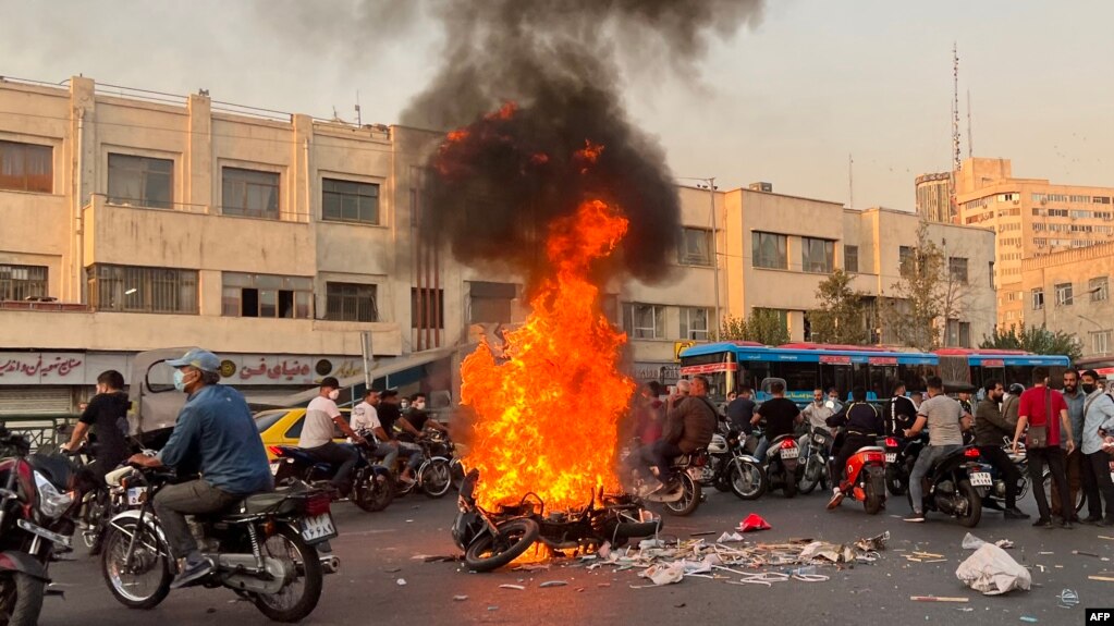 Người dân tụ tập ở thủ đô Tehran của Iran, 8/10/2022.