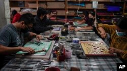 los artesanos hacen "papel en trizas"la elaboración tradicional de adornos cortados con papel tisú que se usa desde hace mucho tiempo en los altares del Día de Muertos, en un taller en Xochimilco, un barrio de la Ciudad de México, el 27 de octubre de 2022.