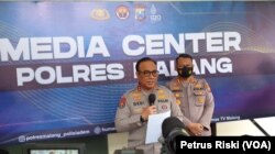 Kadiv Humas Mabes Polri Irjen Pol. Dedi Prasetyo memberikan keterangan pers di Mapolres Malang. (Foto: VOA/Petrus Riski)