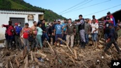 Presiden Venezuela Nicolas Maduro mengunjungi daerah banjir di Las Tejerias, Venezuela, 10 Oktober 2022. (Foto: AP)