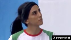 Elnaz Rekabi recibió titulares mundiales después de participar en el Campeonato Asiático de la Federación Internacional de Escalada Deportiva (IFSC) en Seúl con el cabello recogido en una cola de caballo, en lugar de un hiyab.