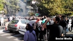 صدها پزشک و مردم در مقابل ساختمان نظام پزشکی در تهران تجمع کرده بودند اما ماموران به سوی آنها حمله کرده و گاز اشک‌آور شلیک کردند - ۴ آبان
