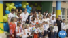 Niños de una escuela primaria reconstruida posan al iniciar clases del año escolar en Bucha, ciudad periférica de Kiev en Ucrania. [Imagen: Captura de pantalla de reportaje producido por VOA]