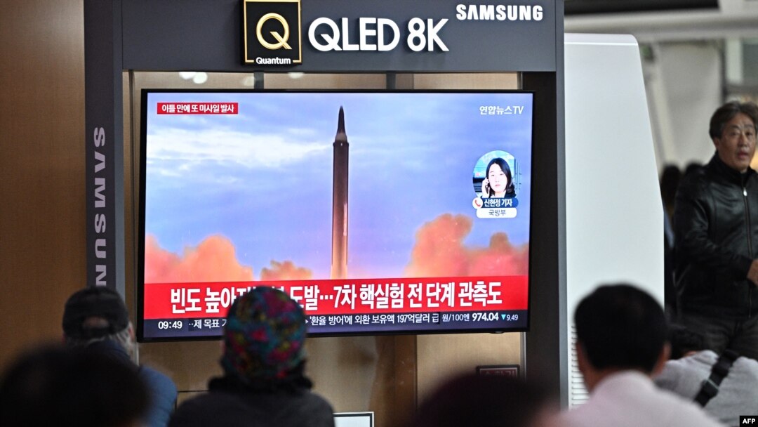 Warga Seoul, Korea Selatan menonton berita televisi yang menyiarkan peluncuran dua rudal balistik Korea Utara (foto: dok). 