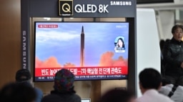Un grupo de personas observan una estación ferroviaria de Corea del Sur un noticiero que transmite una prueba de misil de Corea del Norte, el 6 de octubre de 2022.