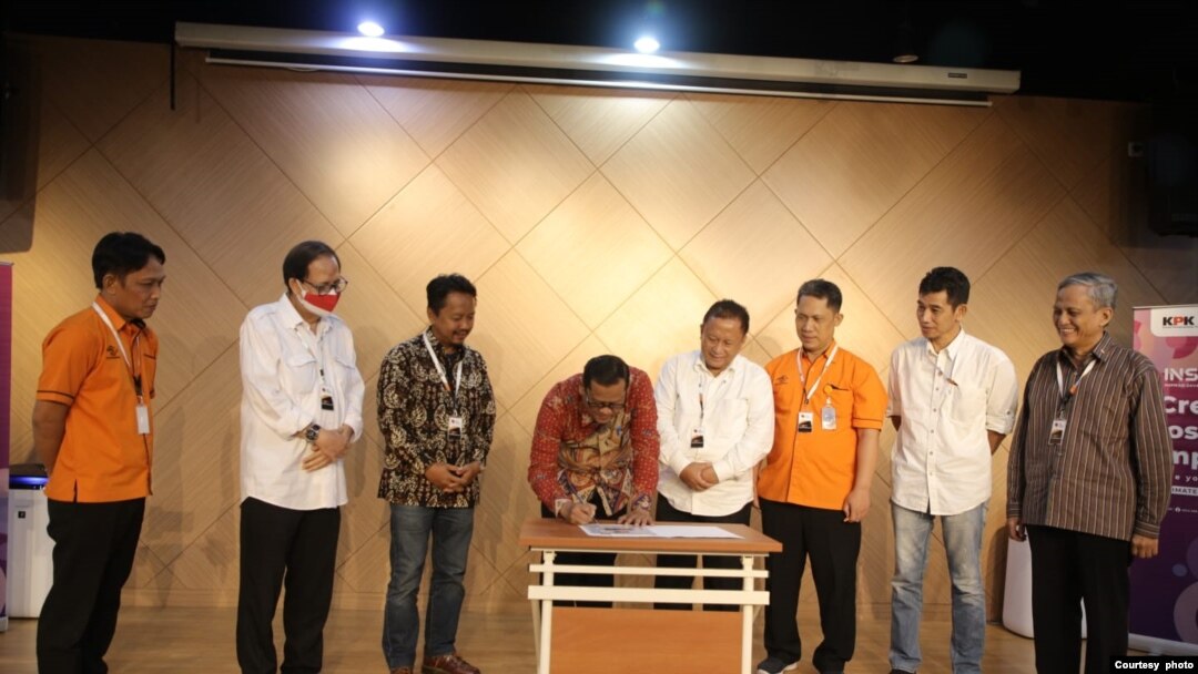 Deputi Pendidikan dan Peran Serta Masyarakat KPK Wawan Wardiana menandatangani persetujuan desain prangko antikorupsi, disaksikan oleh Pos Indonesia, Peruri, Pokjanas Prangko dan Kominfo, di Gedung KPK, Jakarta pada Oktober 2022. (Foto: Courtesy of Epi Handayani)