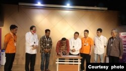 Deputi Pendidikan dan Peran Serta Masyarakat KPK Wawan Wardiana menandatangani persetujuan desain prangko antikorupsi, disaksikan oleh Pos Indonesia, Peruri, Pokjanas Prangko dan Kominfo, di Gedung KPK, Jakarta pada Oktober 2022. (Foto: Courtesy of Epi Handayani)