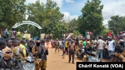 ARCHIVES - Une foule se rassemble devant le bâtiment de la télévision nationale à Ouagadougou, Burkina Faso.