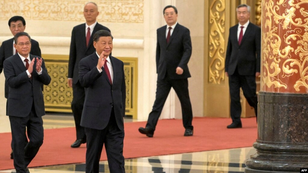 2022年10月23日，在中共二十届一中全会后，中共领导人习近平带领中共新一届政治局常委与中外媒体见面。(photo:VOA)
