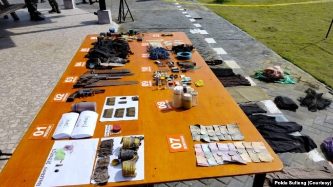 Gelar barang bukti tersangka teroris Al-Ikhwarisman alias Pak Guru yang diamankan Satgas Madago Raya, Jumat (30/9/2022) (Foto : Humas Polda Sulteng)