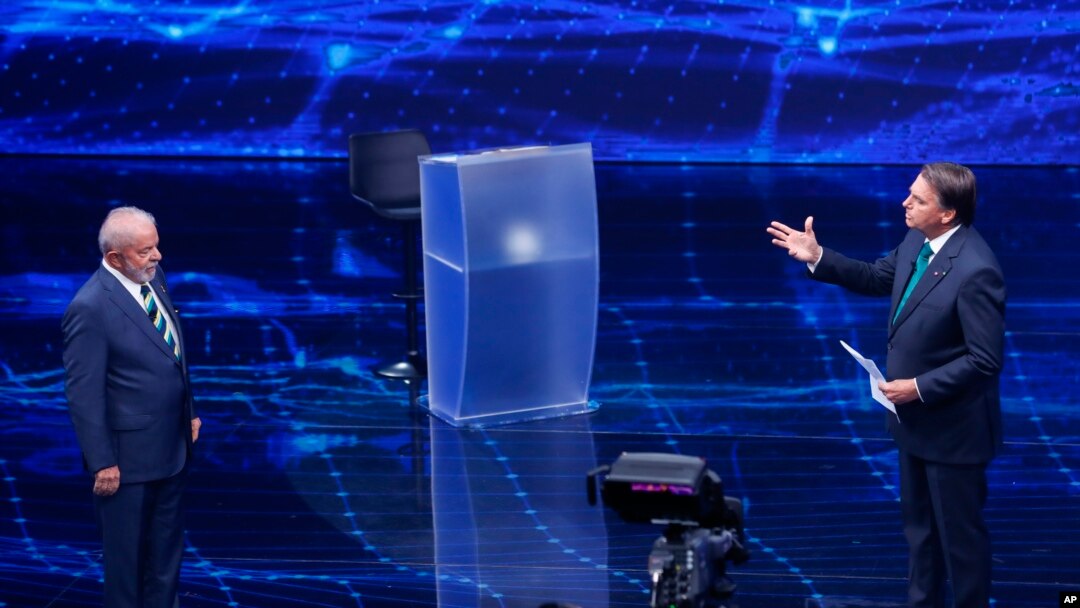 Mantan Presiden Brazil Luiz Inacio Lula da Silva (kiri), berhadapan dengan Presiden Jair Bolsonaro dalam debat presiden di Bandeirantes Television di Sao Paulo, 16 Oktober 2022. 
