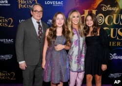 Sarah Jessica Parker bersama keluarga di acara pemutaran perdana film "Hocus Pocus 2" di New york (dok: Charles Sykes/Invision/AP)