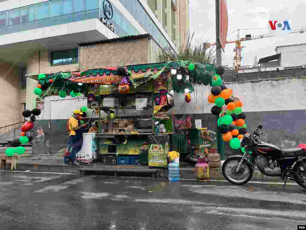 Un puesto de venta de perros calientes decorado con motivo de Halloween. [Foto: Carolina Alcalde, VOA]