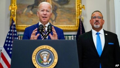 Presidenti Biden duke folur për planin e faljes së borxheve studentore