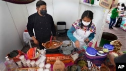 Foto de archivo. Participantes en la Feria de Comida Prehispánica, en Iztapalapa, Ciudad de México, el viernes 29 de julio de 2022. (Foto AP/ Marco Ugarte)