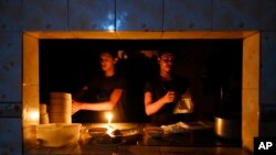 Workers at an eatery prepare food by candlelight after a failure in Bangladesh&#39;s national power grid cut electricity to much of the country, in Dhaka, Bangladesh.