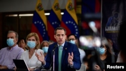 ARCHIVO - El presidente interino de Venezuela, Juan Guaidó, durante una rueda de prensa en Caracas, en septiembre de 2022