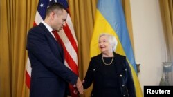 Дженнет Єллен під час зустрічі 11 жовтня з міністром фінансів України Сергієм Марченком у Вашингтоні. Фото зроблене 11 жовтня 2022 року. Фото REUTERS/JONATHAN ERNST