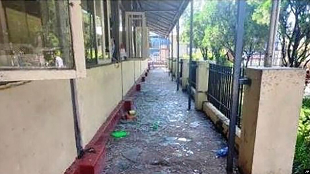 Lokasi penerimaan bingkisan di pintu masuk penjara Insein rusak setelah ledakan Rabu, 19 Oktober 2022, di Yangon, Myanmar. ((Military True News Information Team via AP)