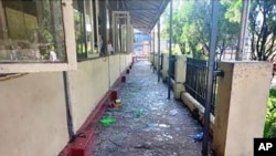 Lokasi penerimaan bingkisan di pintu masuk penjara Insein rusak setelah ledakan Rabu, 19 Oktober 2022, di Yangon, Myanmar. ((Military True News Information Team via AP)