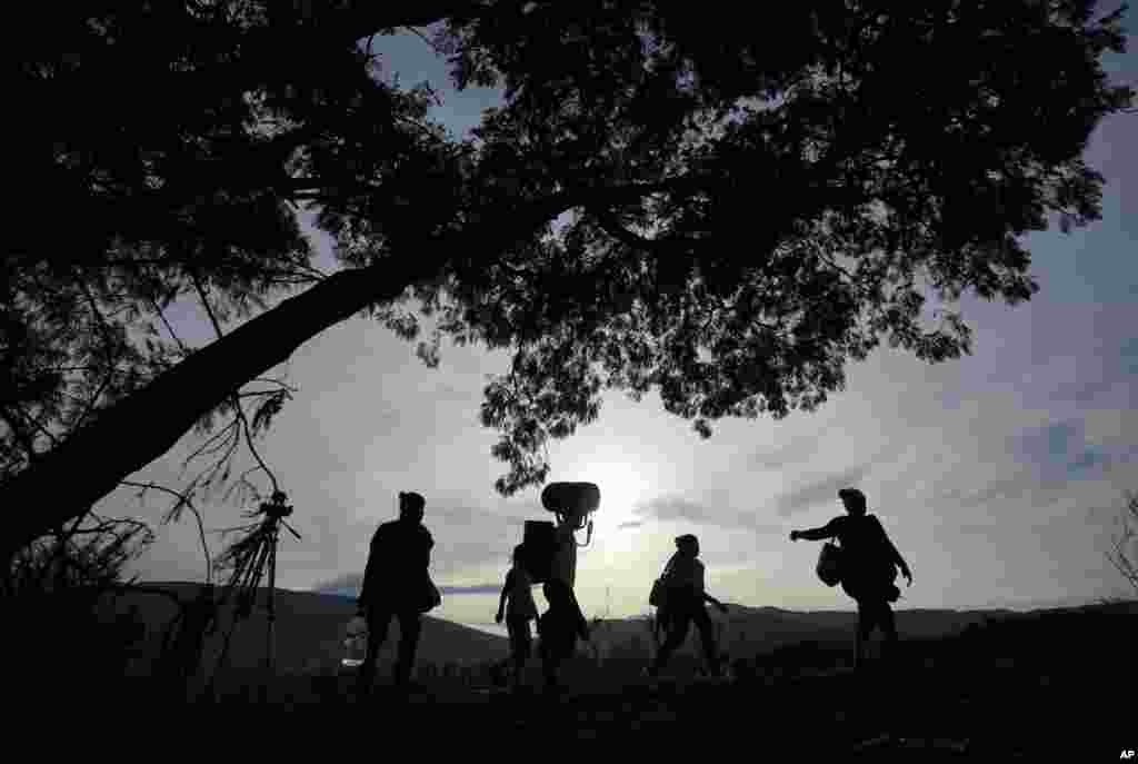 People use an illegal border crossing, known as a &quot;tocha,&quot; to cross from Venezuela to Colombia, near Cucuta, Colombia.