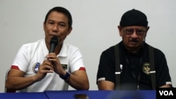 Sekjen PSSI, Yunus Nusi (kiri) memberikan keterangan pers terkait insiden kerusuhan di Malang, Minggu (2/10) (foto Indra Yoga/VOA).