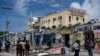 Sebuah bangunan hancur setelah jihadis al-Shabab melakukan pengepungan di Mogadishu pada 21 Agustus 2022. (Foto: AFP)