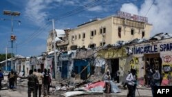 Sebuah bangunan hancur setelah jihadis al-Shabab melakukan pengepungan di Mogadishu pada 21 Agustus 2022. (Foto: AFP)