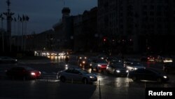 ইউক্রেনের গুরুত্বপূর্ণ বেসামরিক অবকাঠামোতে রুশ ক্ষেপণাস্ত্র আঘাত হানার পর রাজধানী কিয়েভের কেন্দ্রীয় অংশকে বিদ্যুৎবিহীন অবস্থায় দেখা যাচ্ছে, ২৪ অক্টোবর ২০২২। (ফাইল ফটো)