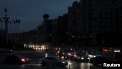 ARCHIVO - Una vista muestra el centro de Kiev sin electricidad después de que la infraestructura civil crítica fuera alcanzada por un ataque con misiles rusos en Ucrania, mientras continúa la invasión de Rusia a Ucrania, el 24 de octubre de 2022.