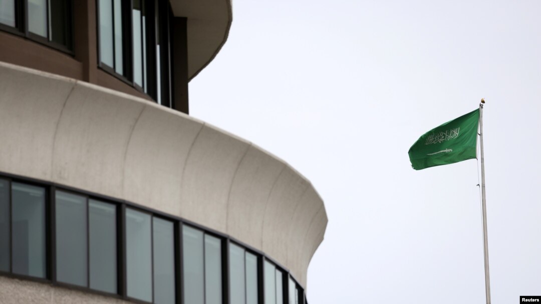 FILE - Bendera Arab Saudi berkibar di Kedutaan Arab Saudi dekat kompleks Watergate di Washington, 26 Februari 2021. 