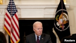 El presidente de EEUU, Joe Biden, escucha a un invitado hablar durante una reunión en la Casa Blanca en Washington, el 4 de octubre de 2022.