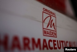 FOTO FILE: Logo perusahaan Maiden Pharmaceuticals Ltd. terlihat di papan di luar kantor mereka di New Delhi, India, 6 Oktober 2022. (REUTERS/Anushree Fadnavis/File Foto)