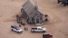 ARCHIVO - Esta foto aérea muestra parte de la película Bonanza Creek Ranch ambientada en Santa Fe, Nuevo México, el sábado 23 de octubre de 2021, donde la directora de fotografía Halyna Hutchins murió a causa de un arma disparada por el actor Alec Baldwin.