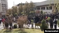 دانشجویان همزمان با اعتراضات سراسری ایران، اقدام به برگزاری تحصن‌های اعتراضی کرده‌اد