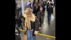 基辅民众在地铁躲避俄罗斯导弹袭击 