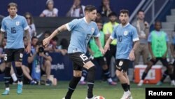 El mediocampista uruguayo Federico Valverde (15) controla el balón contra Estados Unidos durante un partido amistoso de fútbol internacional en Children's Mercy Park. Crédito obligatorio: Denny Medley-USA TODAY Sports