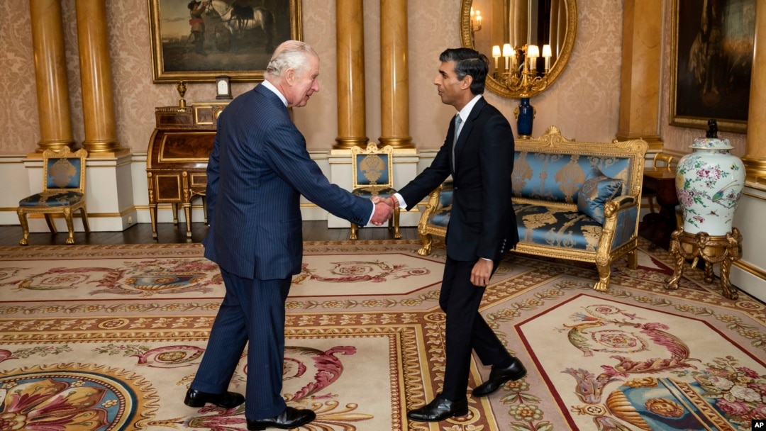 El rey Carlos III da la bienvenida a Rishi Sunak durante una audiencia en el Palacio de Buckingham, Londres, donde invitó al recién elegido líder del Partido Conservador a convertirse en primer ministro y formar un nuevo gobierno, el martes 25 de octubre de 2022. 