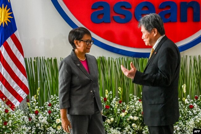 Sekretaris Jenderal Perhimpunan Bangsa Bangsa Asia Tenggara (ASEAN) Lim Jock Hoi (kanan) menyambut Menteri Luar Negeri Indonesia Retno Marsudi (kiri) sebelum Pertemuan Menteri Luar Negeri ASEAN Khusus (SAFMM) di Gedung Sekretariat Jenderal ASEAN, di Jakarta. (Foto: AFP)