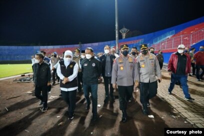 Kapolri Jendral Listyo Sigit Purnomo, didampingi Gubernur Jawa Timur Khofifah Indar Parawangsa, meninjau langsung Stadion Kanjuruhan di Malang, Jawa Timur pasca kerusuhan, Minggu malam (2/10) (courtesy : Mabes Polri).